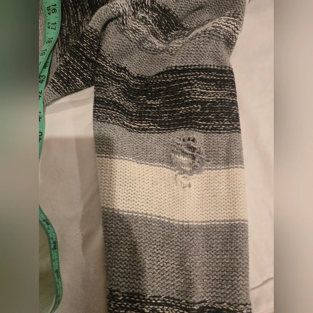 Old Navy Gray Knit Sweater